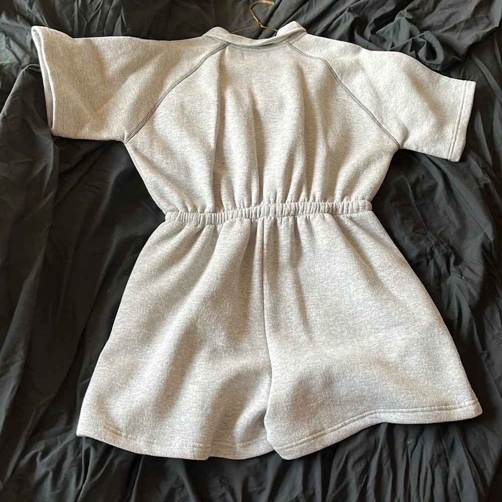 Pretty little thing romper made out of sweatpants material - Picture 5 of 8
